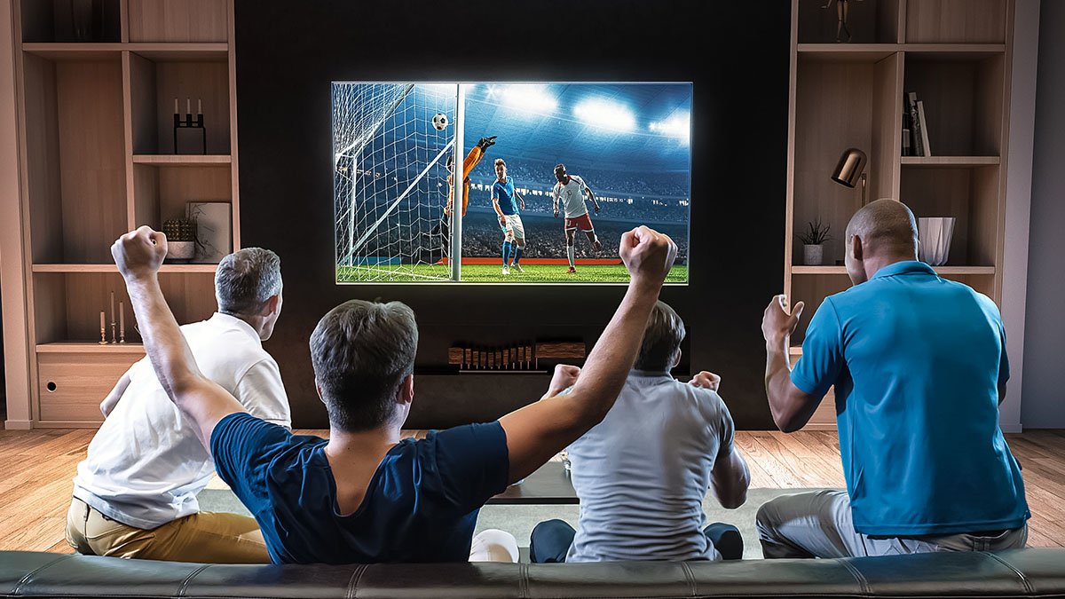 Samen sport kijken in de woonkamer